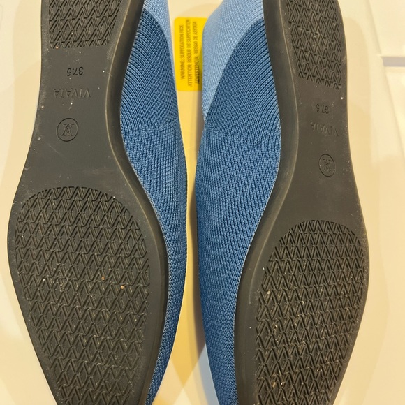 Vivaia Pointed-Toe V-Cut Flats (Valencia 2.0)- Colorblock Blue - Picture 4 of 4